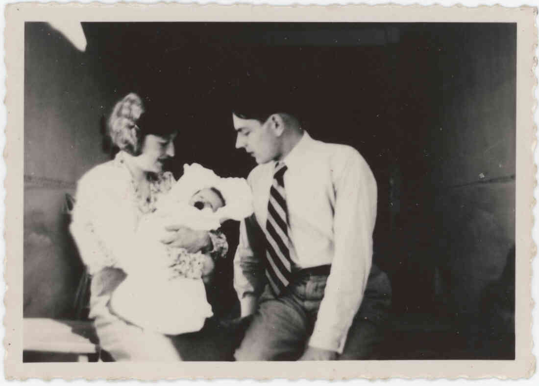 Die Taufpaten von Erika,  die Erika ist 3 Wochen alt auf diesen Foto, Stegersbach Mai 1938