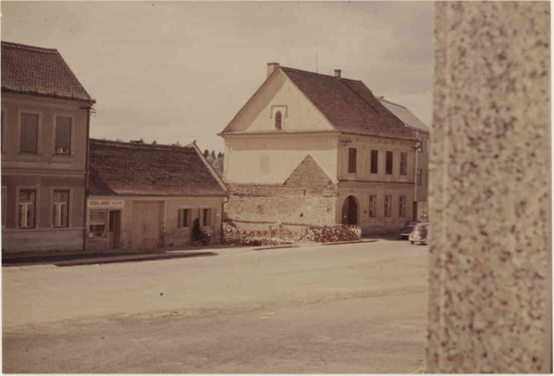 Hauptstraße und Hauptplatz 16, ehemalige Haus Konskr, Hausnummer 28, neuer Besitzer Helmut Radanovits im April 1964