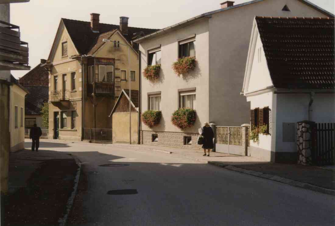 Grazer Straße mit den Wohnhäusern 18, 16, 14 und 12 am 19.10.1992