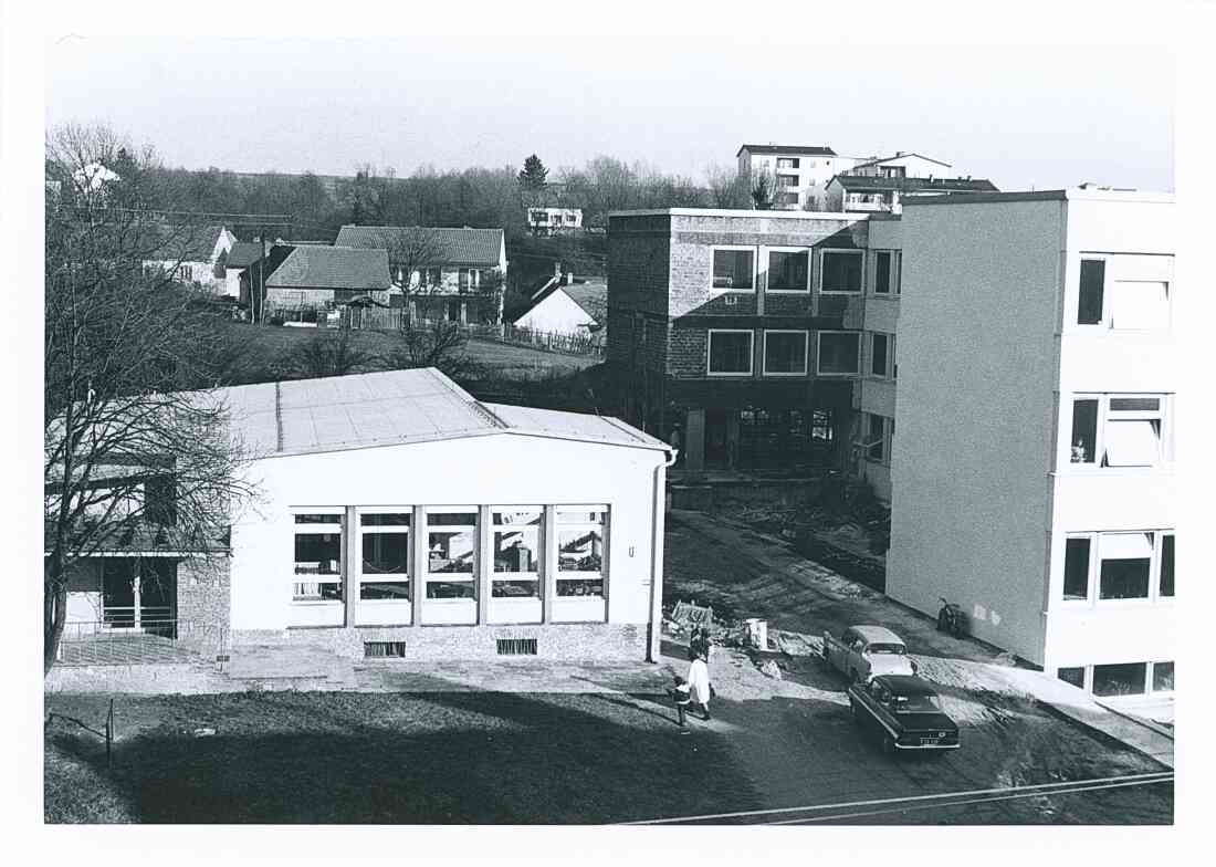 Kindergarten und Hauptschule am 13. Dezember 1971