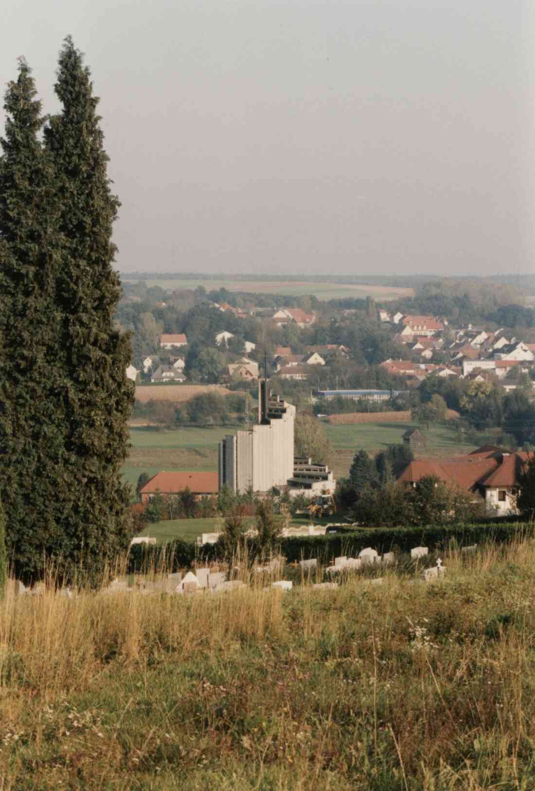 Volksschule, die Heilig Geist Kirche, der Friedhof, die Aral Tankstelle  und ein Blick auf Stegersbach am 11. November 1989