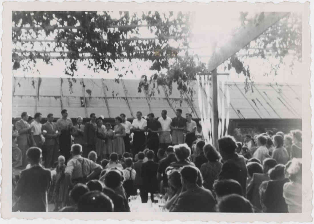 Badefest des Verschönerungsvereines Stegersbach am  13. Juli 1952, Bürgermeiuster Kapesky bei der Pokalübergabe