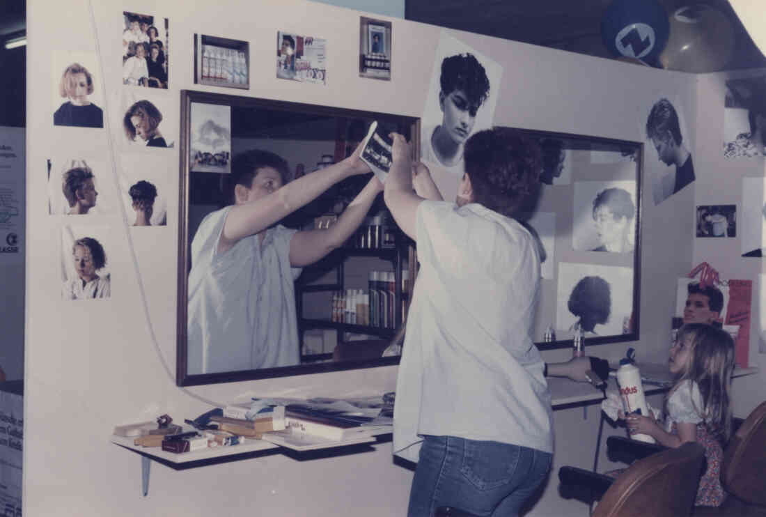 Wirtschaftsausstellung Stegersbach im Jahr 1985 und 1986 in der Hauptschule Stegersbach, der Stand von dem Friseurgeschäft von Roland Kranz