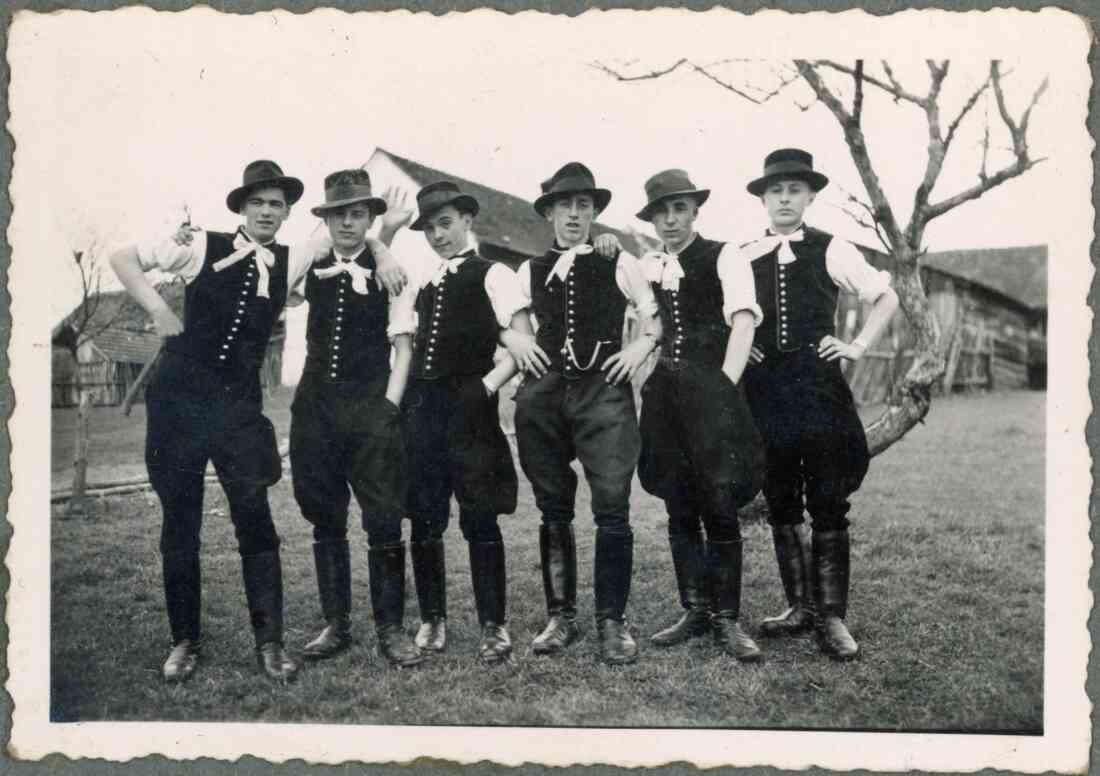 Volkstanzgruppe Stegersbach mit Franz Bauer, zweiter von rechts, aus dem Jahr 1941