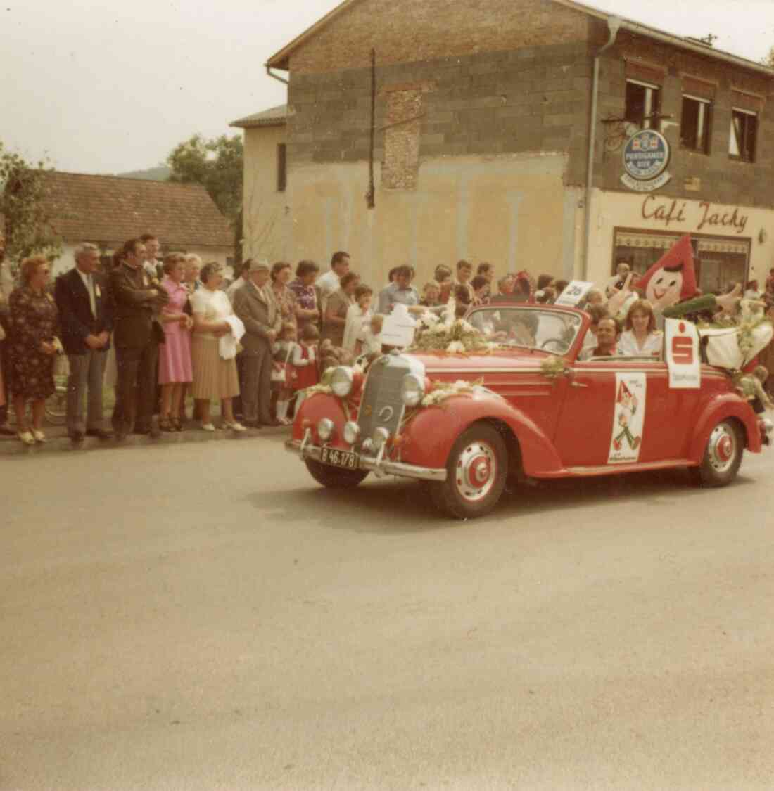 Volksfest mit Blumenkorso in der Grazer Straße mit dem Cafe Jacky und dem PKW der Sparkasse