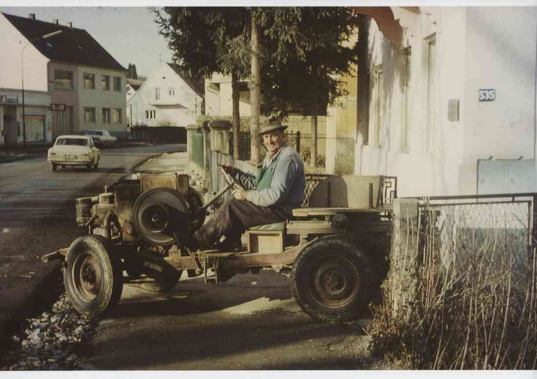 Johann Wukovits mit seinem mobilen Holzschneider unterwegs