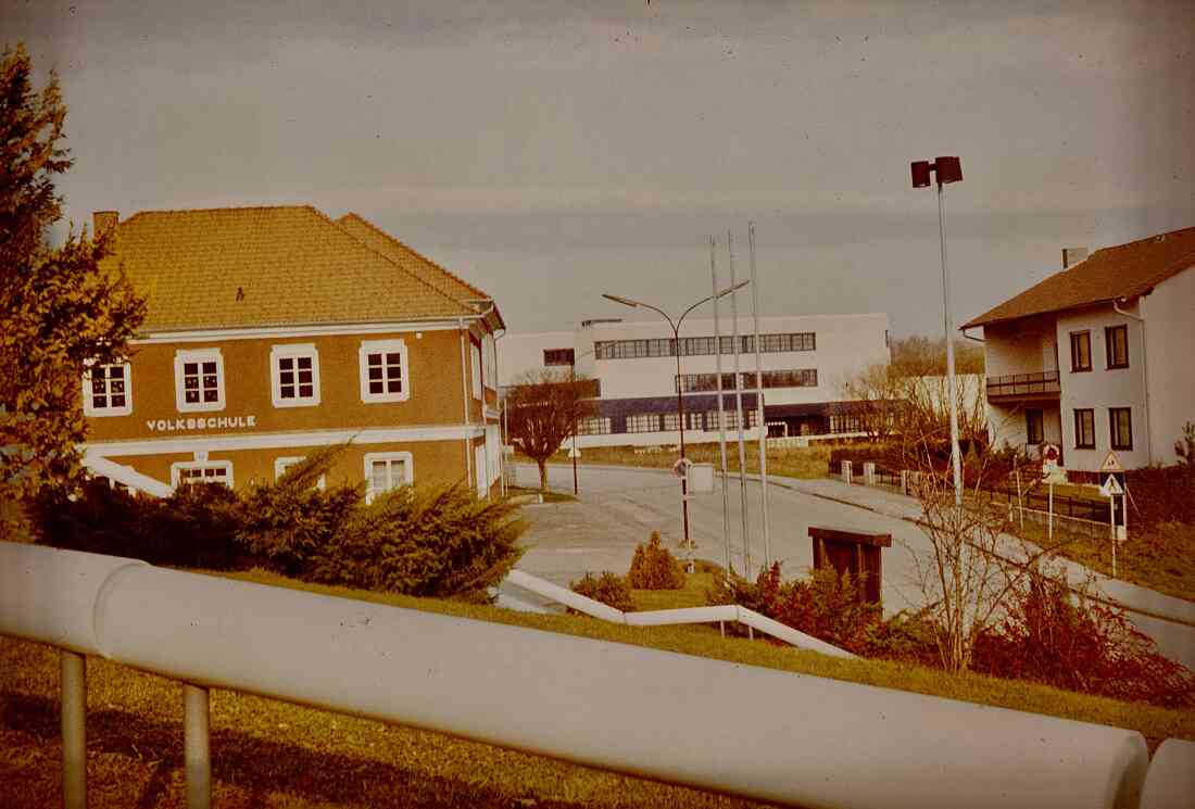 Volksschule, Bundeshandelsakademie und Bundeshandelschule und die Arztpraxis in der Kirchengasse am 26.12.1982