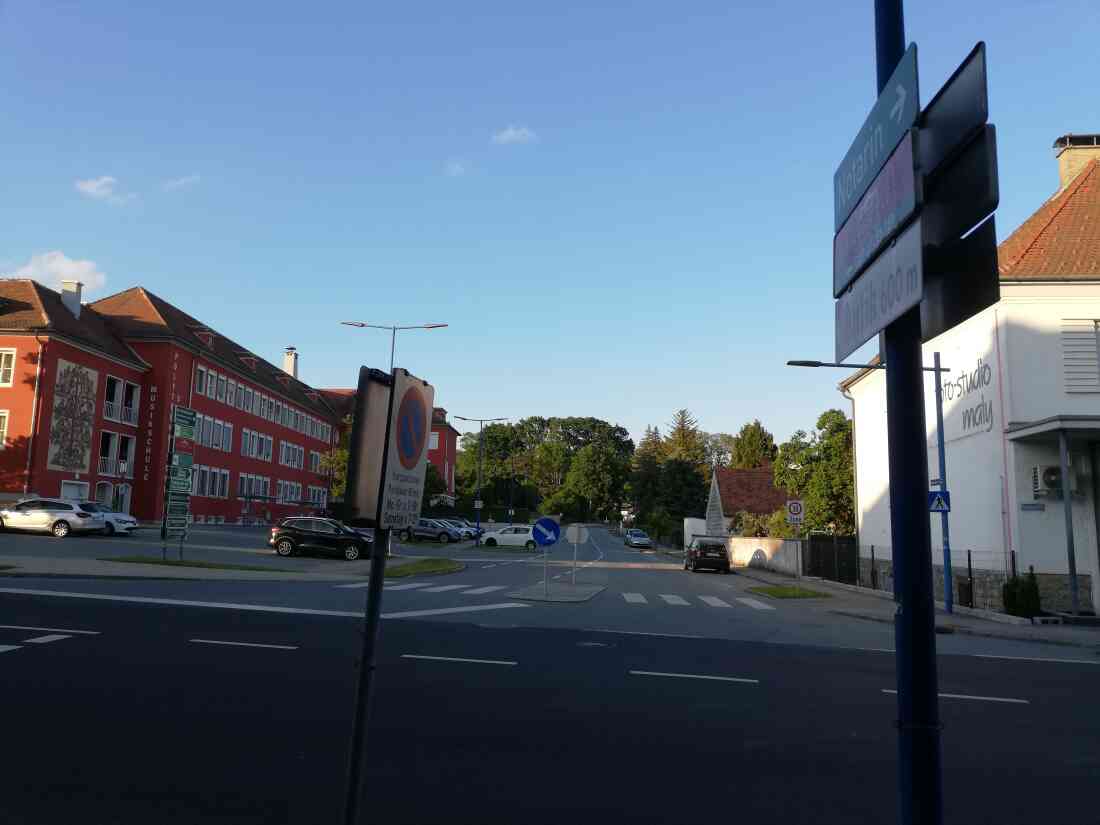 Hauptstraße, Kastellstraße mit der Hauptschule, der Musikschule und das ehemalige Fotostudio Maly am 31. Mai 2022