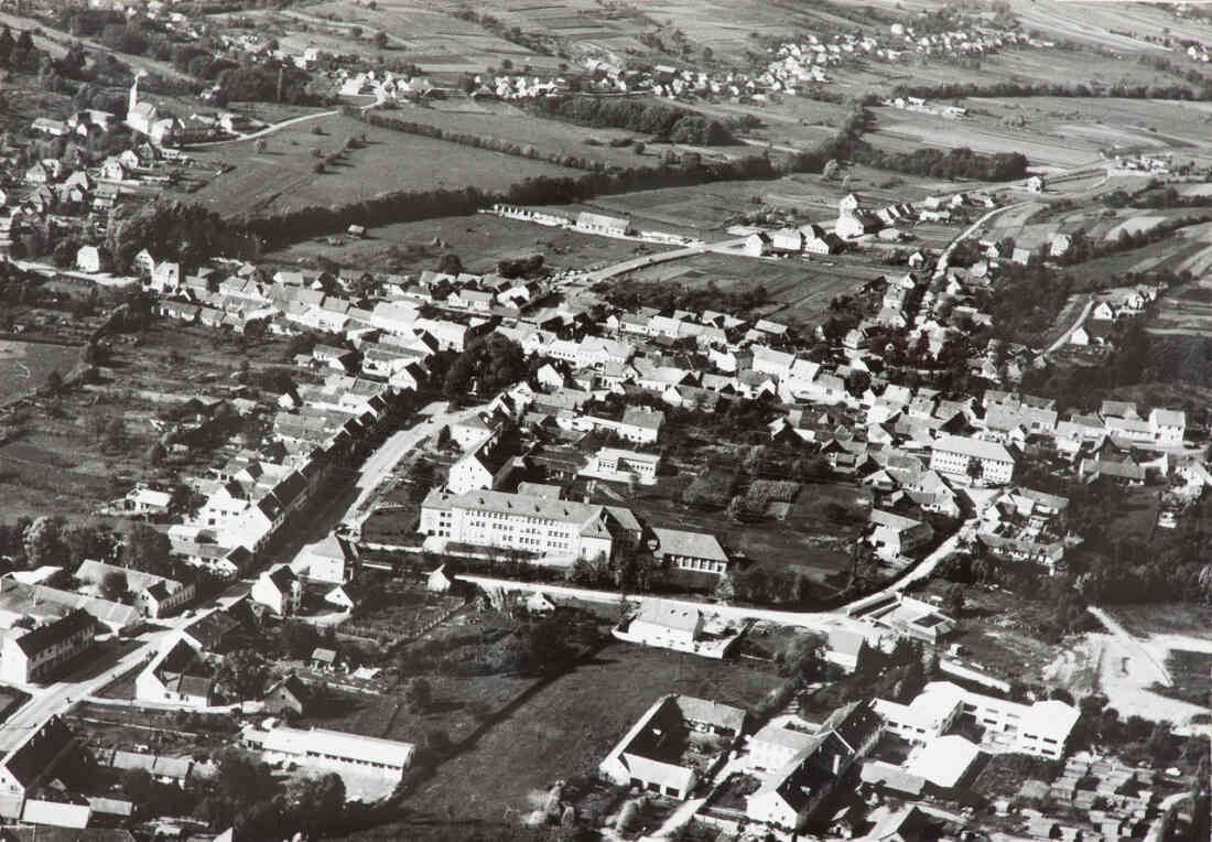 Stegersbach, Flugaufnahme, Ortsansicht, Kirchengasse, Grazer Straße, Herrengasse, Wiener Straße, Schoadastraße, Hauptstraße, Kastellstraße,