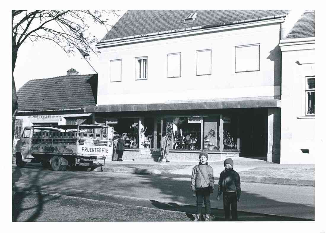 Auto und Motorräder Zubehör Geschäft und Schuhaus Tobitsch am 13.12.1971 am Hauptplatz