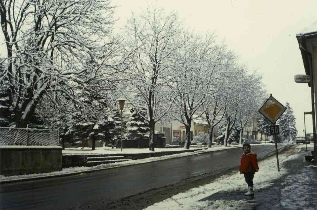 Hauptplatz und Hauptstraße, Park mit A & O Geschäft und Sparkasse am 20.03.1969