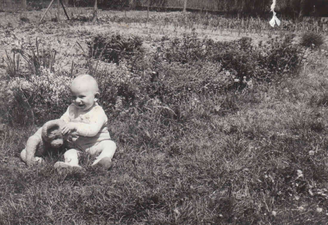 Peter Pelzmann, ein Pelzi Bär mit seinem Teddybär