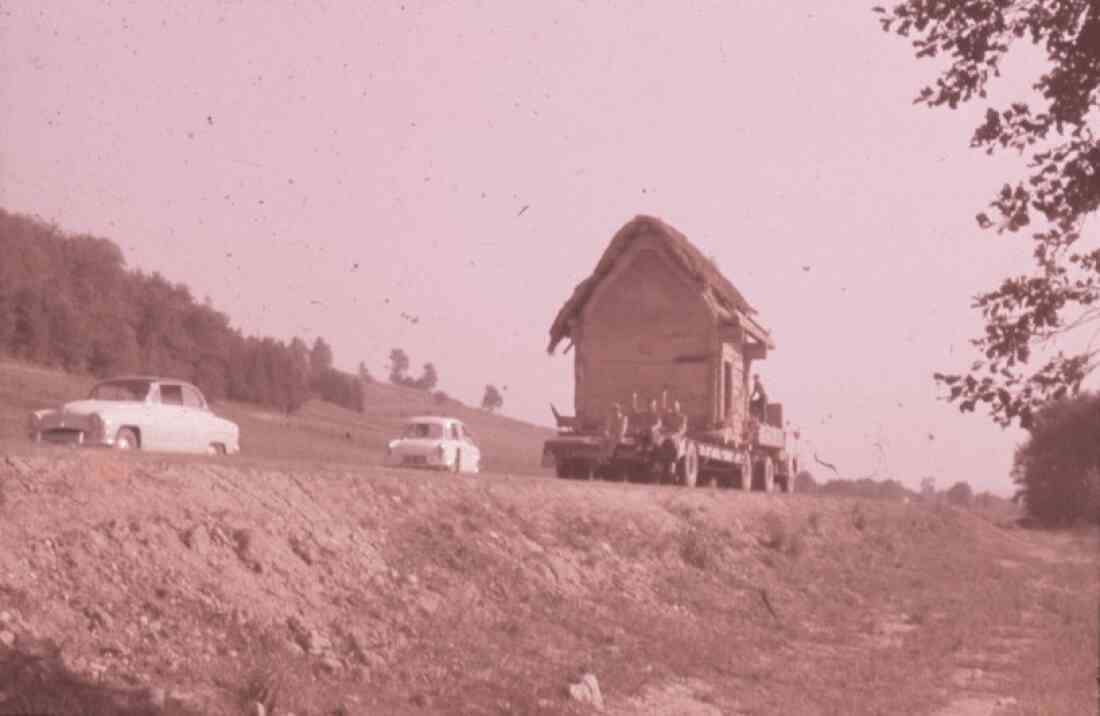 Transport eines alten Bauernhaus für das ehemalige Freilichtmuseum Stegersbach hinter dem Kastell