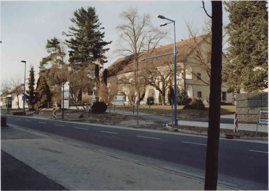 Hauptstraße mit Kastell und ehemaligen Museum am 10. März 2009