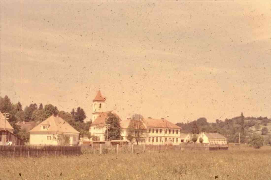 Kirchengasse mit der Ägidius Kirche und der Volksschule