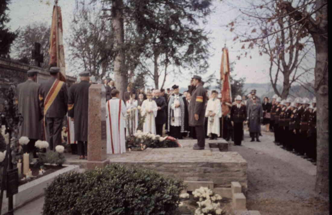 Gedenken und Kranzniederlegung für die Kriegsopfer zu Allerheiligen am Kriegerdenkmal