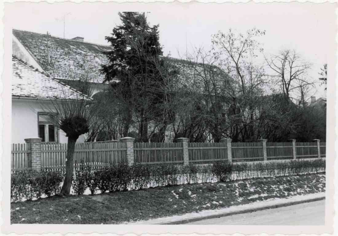 Hauptstraße mit Kastell und ehemaligen Gebäude