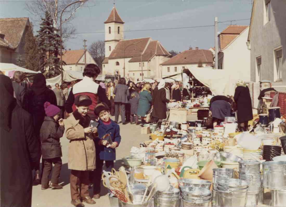 Patrizimarkt in der Kirchengasse am 17.03.1973 mit dem alten Pfarrhof, Ägidius Kirche und Volksschule