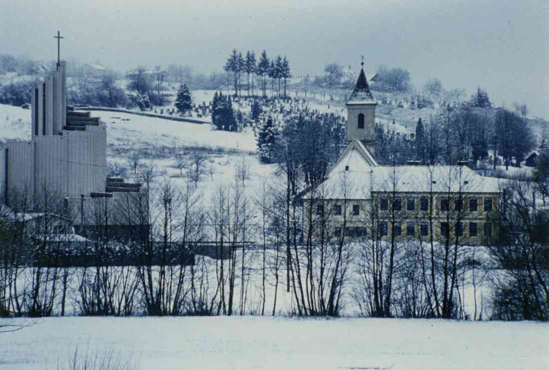 Heilig Geist Kirche, der Friedhof, die Ägidius Kirche und die Volksschule, Kirchengasse