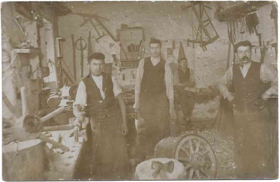 Wagnermeister Alexander Peischl in seiner Werkstatt in der Hintergasse
