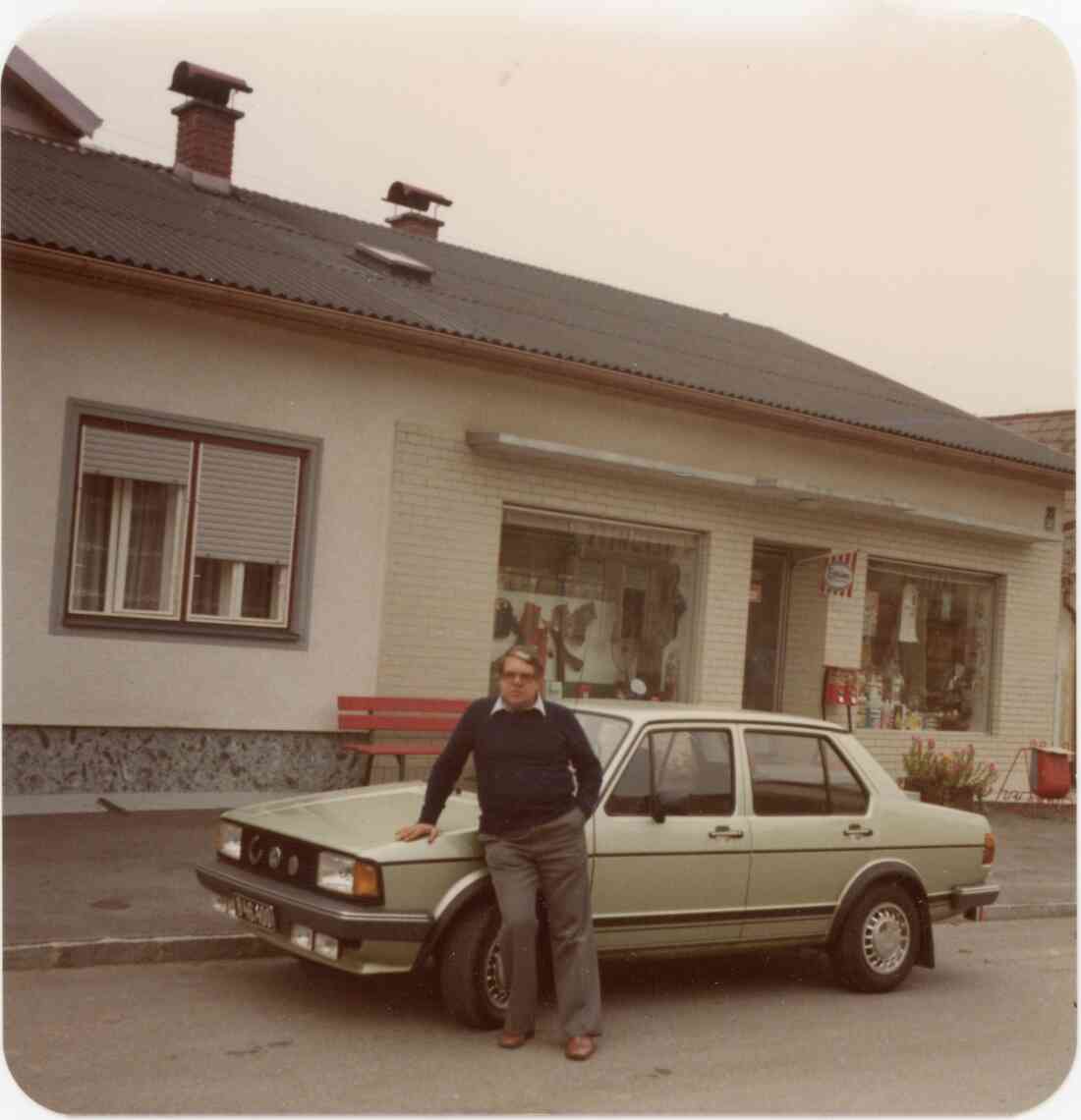 Othmar Windt vor seinem Kaufhaus in der  Schoadastraße 32 im Jahr 1970, mit seinem Auto VW Jetta