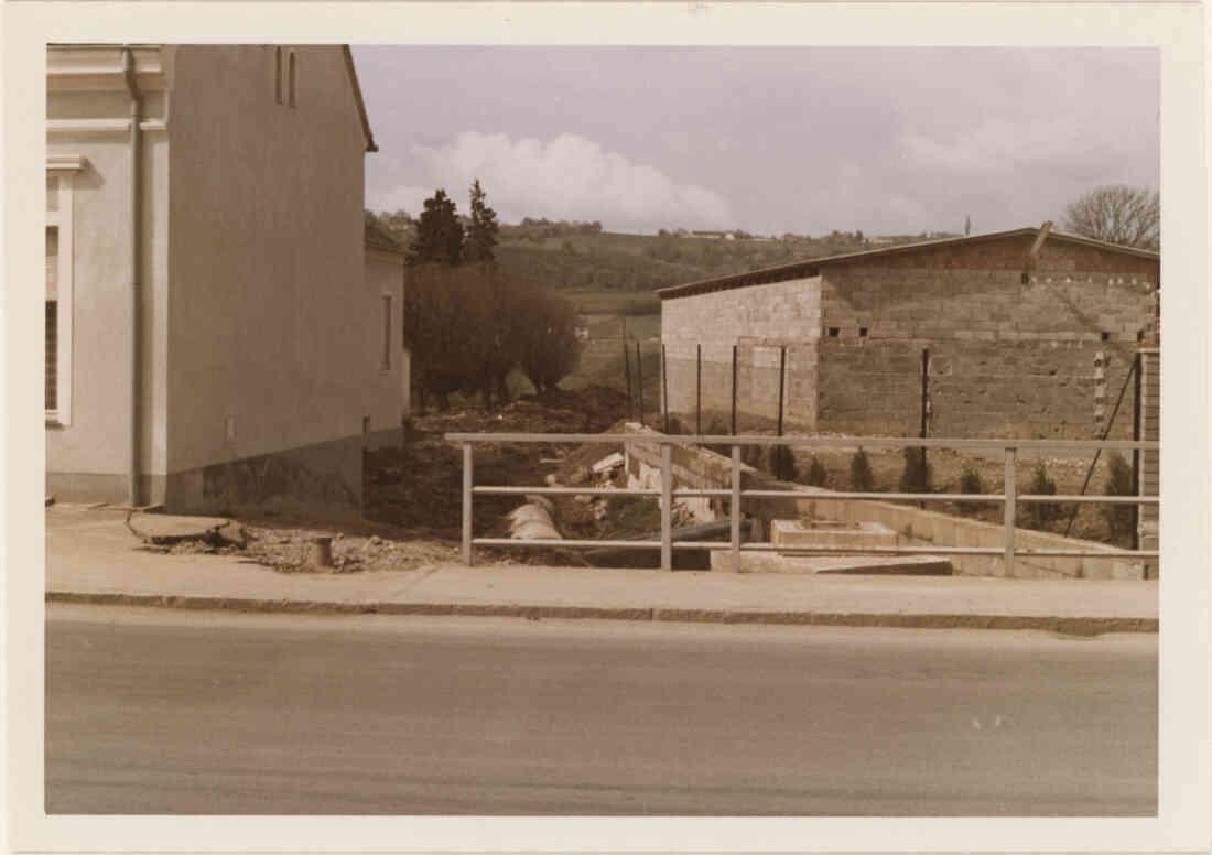 Ehemalige Gasthaus Neubauer, in der Hauptstraße mit Graben und Brücke am 23. 04. 1972