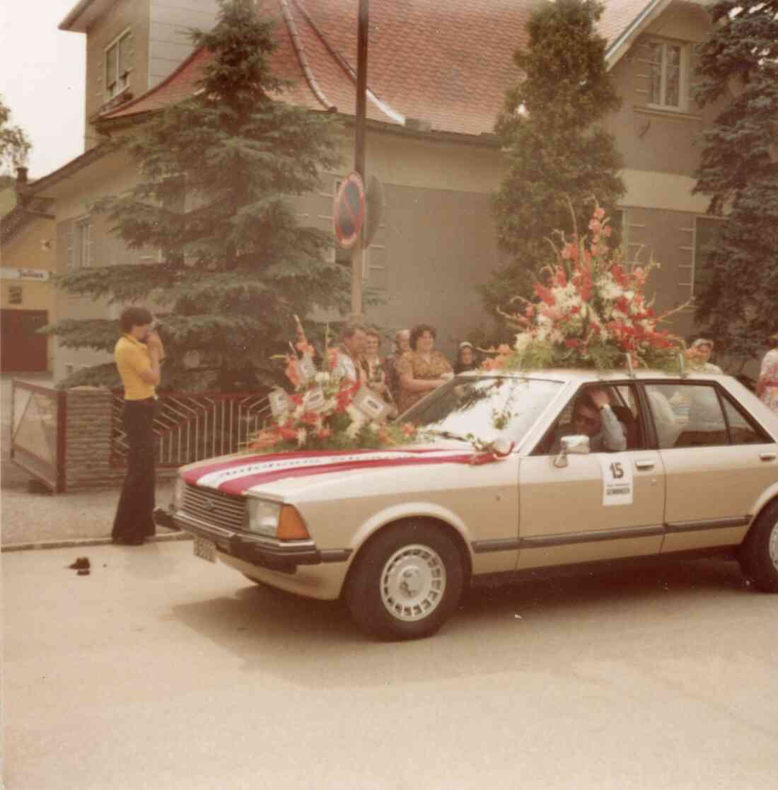 Volksfest mit Blumenkorso in der Kirchengasse mit der Firma Julius Fenz