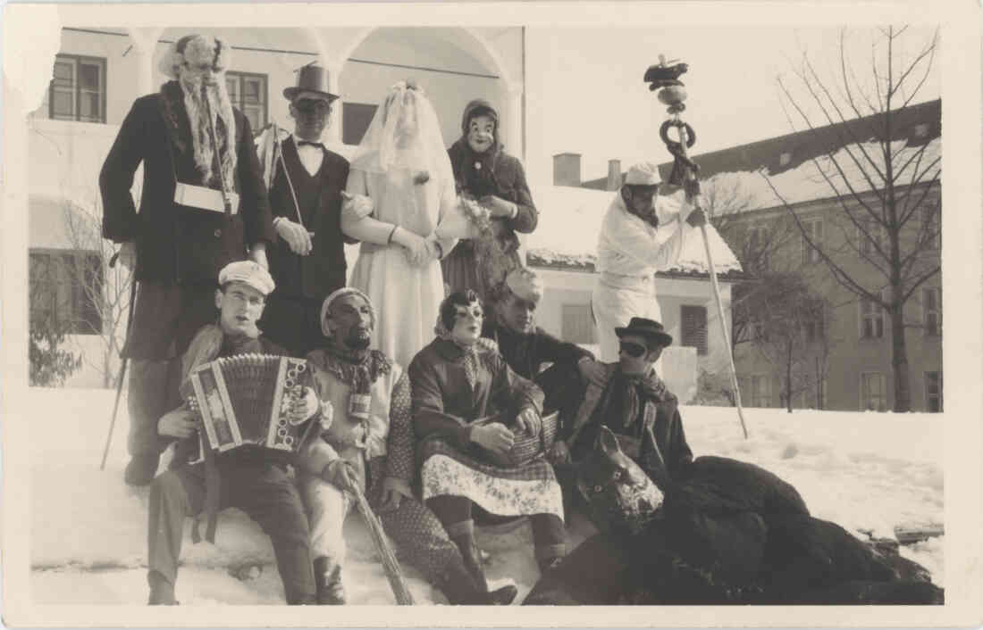 Bergler Faschingsnarren vor dem Kastell und ehemaligen Museum