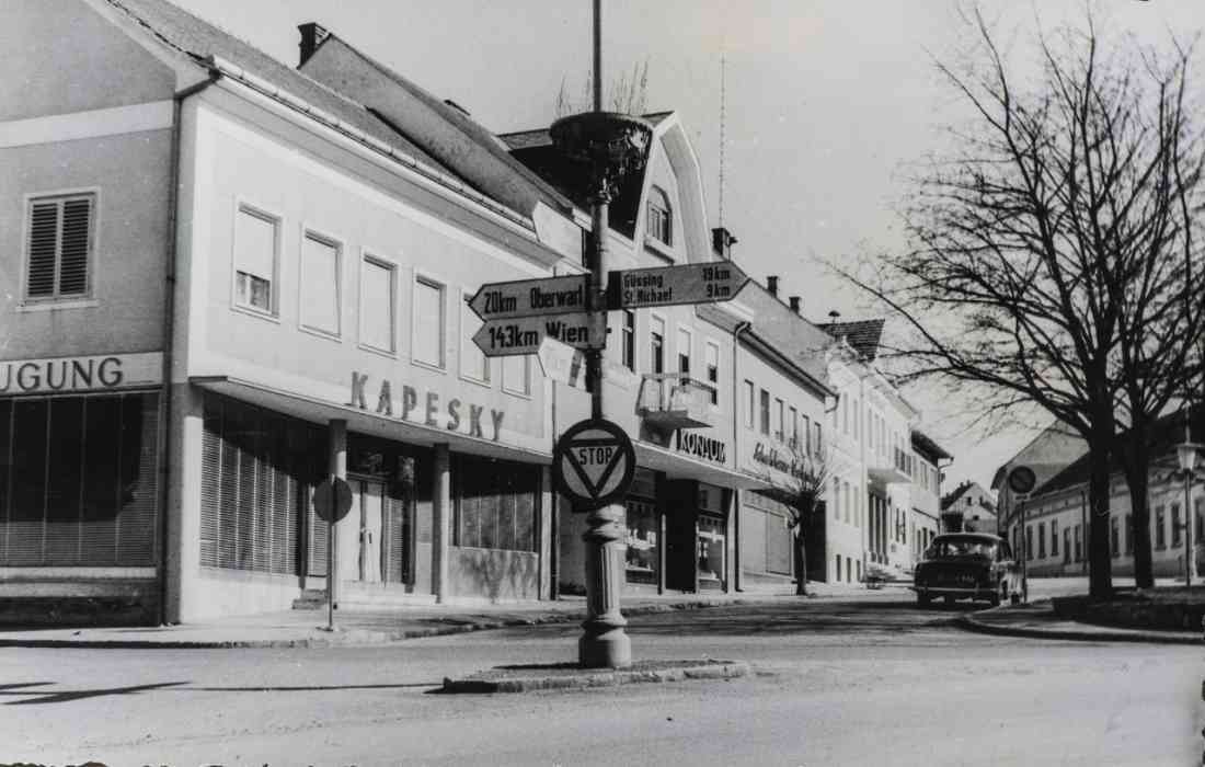 Hauplatz, Fleischerei Kapesky, Konsum Geschäft, Schuhhaus, Rathaus, Kaiser Bekleidungsgeschäft, Gasthof Bauer