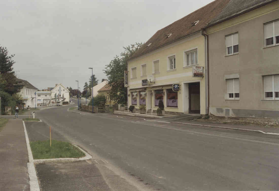 Cafe Peverly Hills und der Installateur Heitzer in der Hauptstraße 19