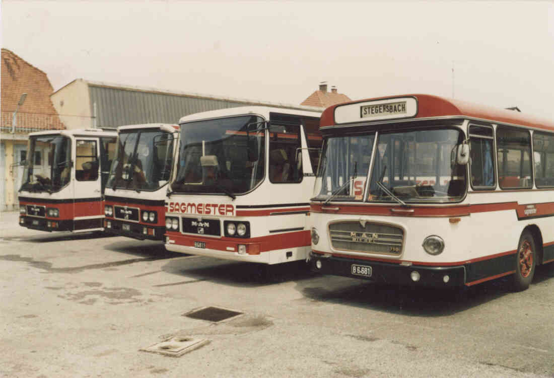 Reisebüro Sagmeister, die  Busse parken am Firmengelände in der Kirchengasse 11 im Jahr 1987