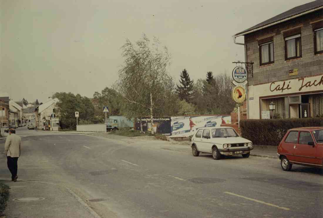 Herrengasse und in die Grazer Straße 15 mit dem Cafe Jacky im Jahr 1985