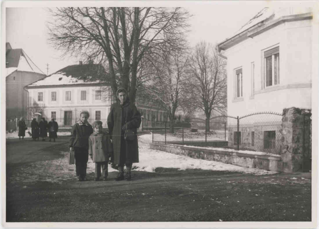 Volksschule und die Ägidius Kirche in  der Kirchengasse