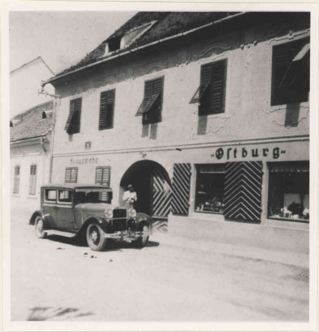Altes Feuerwehrhaus und das Geschäft Ostburg in der Herrengasse 14