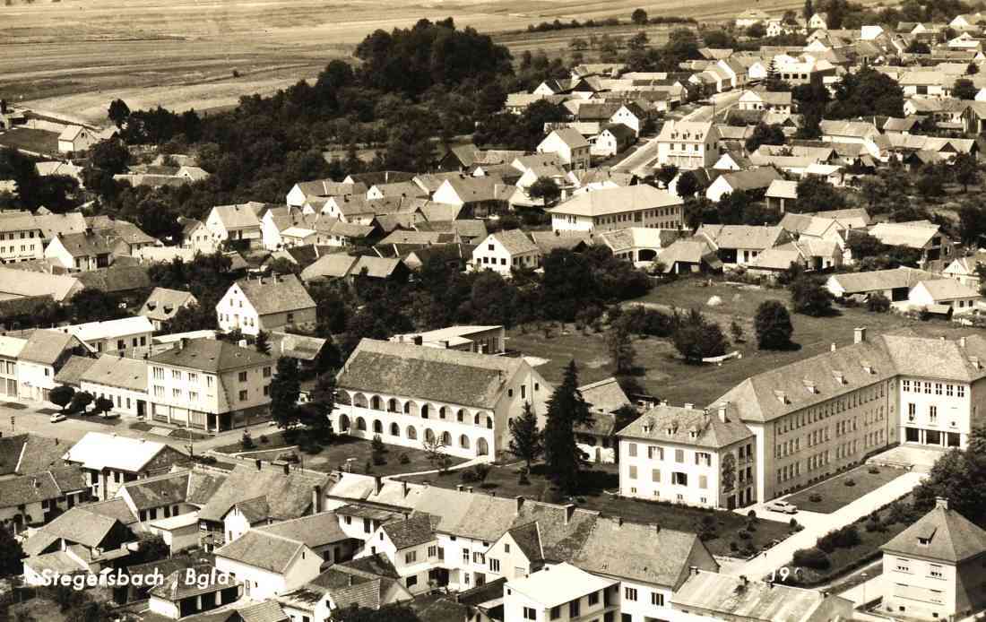 Blick auf Stegersbach, Sparkasse, Kastell, Hauptschule in der Hauptstraße