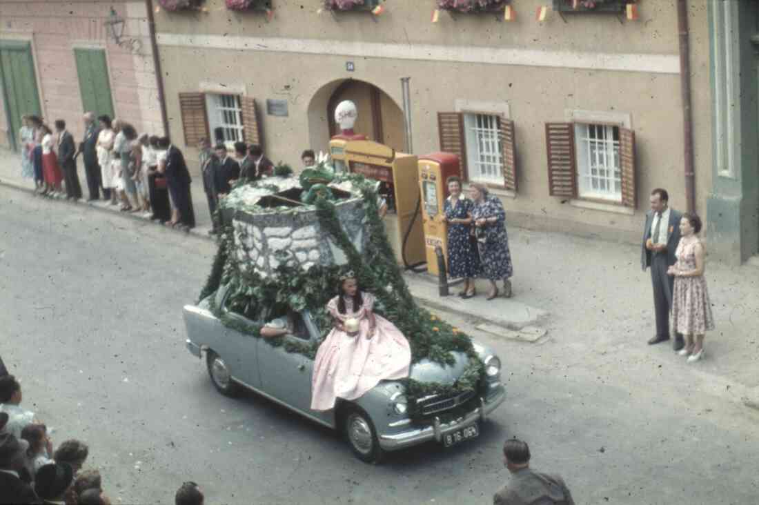 Volksfest und Blumenkorso 1955 in der Herrengasse mit dem Grosshandel Röhrich und der Tankstelle
