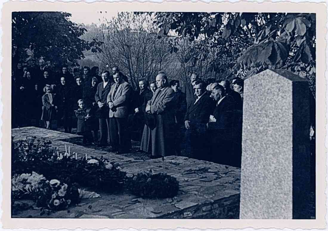 Kranzniederlegung Kriegsopferverband am 01.11.1954 mit Johann Wagner