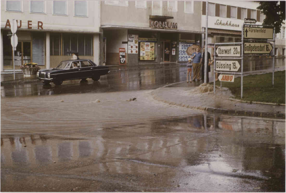 Hauptplatz mit Fleischhauer Bauer, das Konsum Geschäft und das Schuhhaus Wukovits, Hochwasser im Jahr 1978