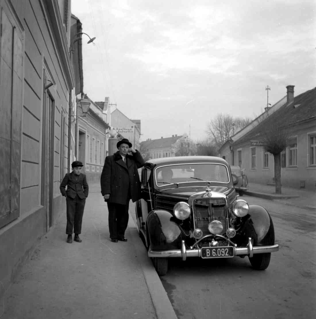 Rudolf Röhrich mit seinen Auto in der Herrengasse