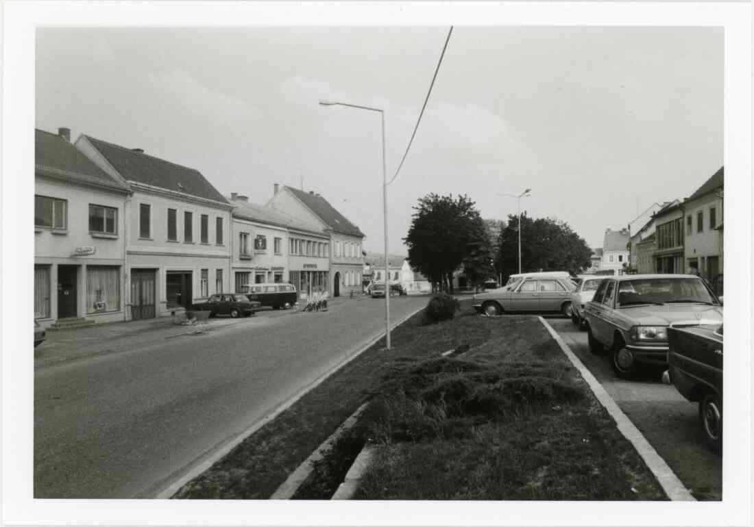Hauptstraße und Hauptplatz mit Friseur Mandler, Elektrohaus Radanovits und Apotheke