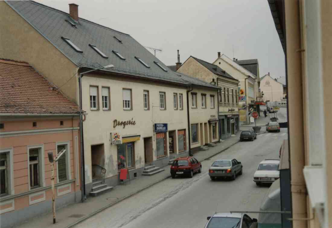 Herrengasse mit der Drogerie Kottas, dem Kaufhaus Radnetter am 03. März 1993