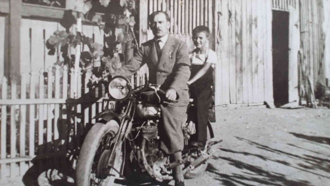Motorrad mit Vater und Sohn
