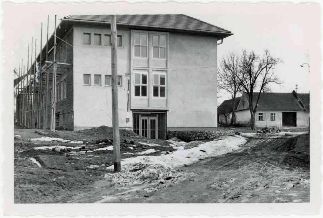 Neubau des Arbeitsamts im Jahr 1956 in der Vorstadt 3 mit dem Lindenbaum