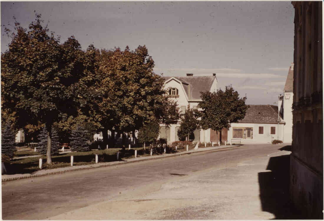 Hauptplatz mit Park und Schuhaus Wukovits