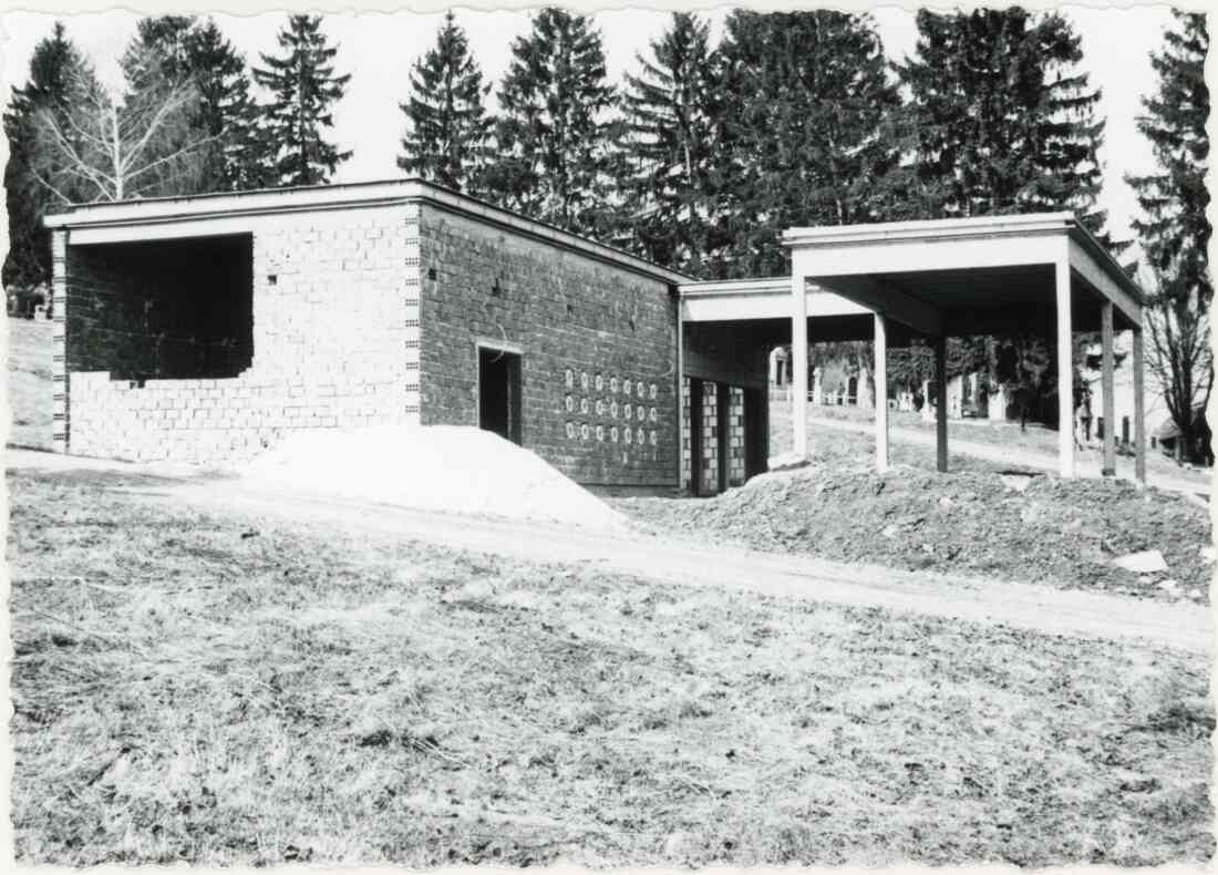 Bau der Leichenhalle im Jahr 1970