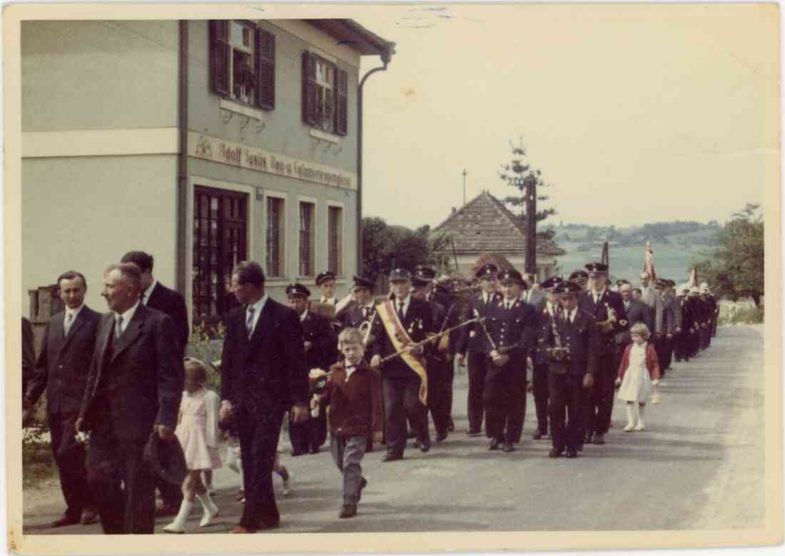 Musikkapelle Karl Kapesky in der Schoadastraße 22, vor der Spenglerei von Adolf Jusits