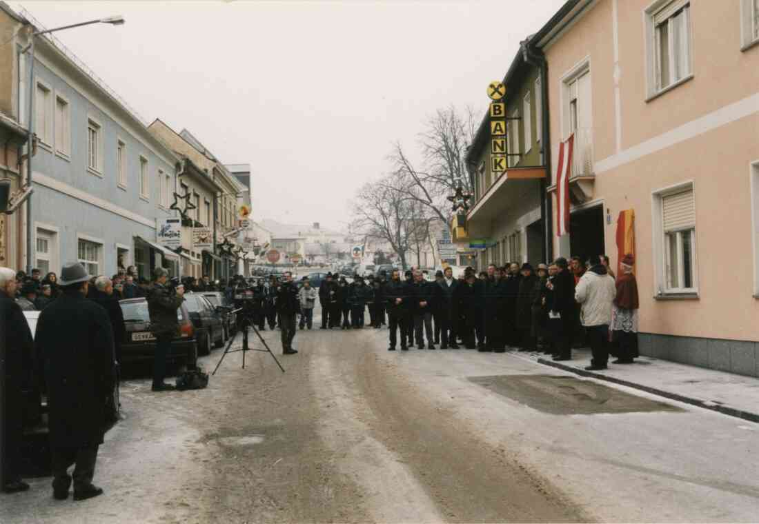 Die Enthüllung der Gedenktafel an den Landeshauptmann Johann Wagner am 26. Dezember 1999 in der Herrengasse