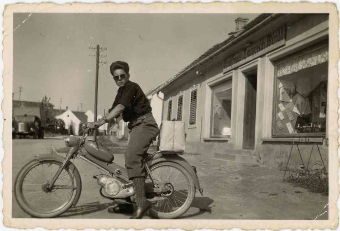 Ohtmar Windt mit seinen Moped der Marke Puch MS 50 L vor dem Kaufhaus seines Vater Emmerich Windt in der  Schoadastraße 32