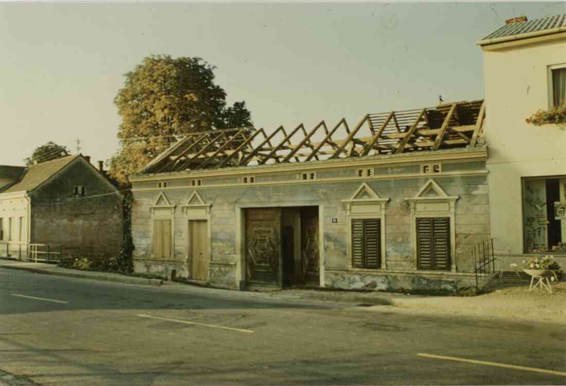 Hauptstraße und das Haus Nummer 16, Senninger - Höltl wird abgetragen, links das Gasthaus Neubauer, rechts der Baustoffhandel Bauer am 16.10.1966