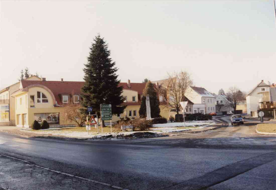 Northampton Platz an der Kreuzung Grazer Straße und Kirchengasse mit dem Elektrohaus Vajc und der Bekenntnissäule